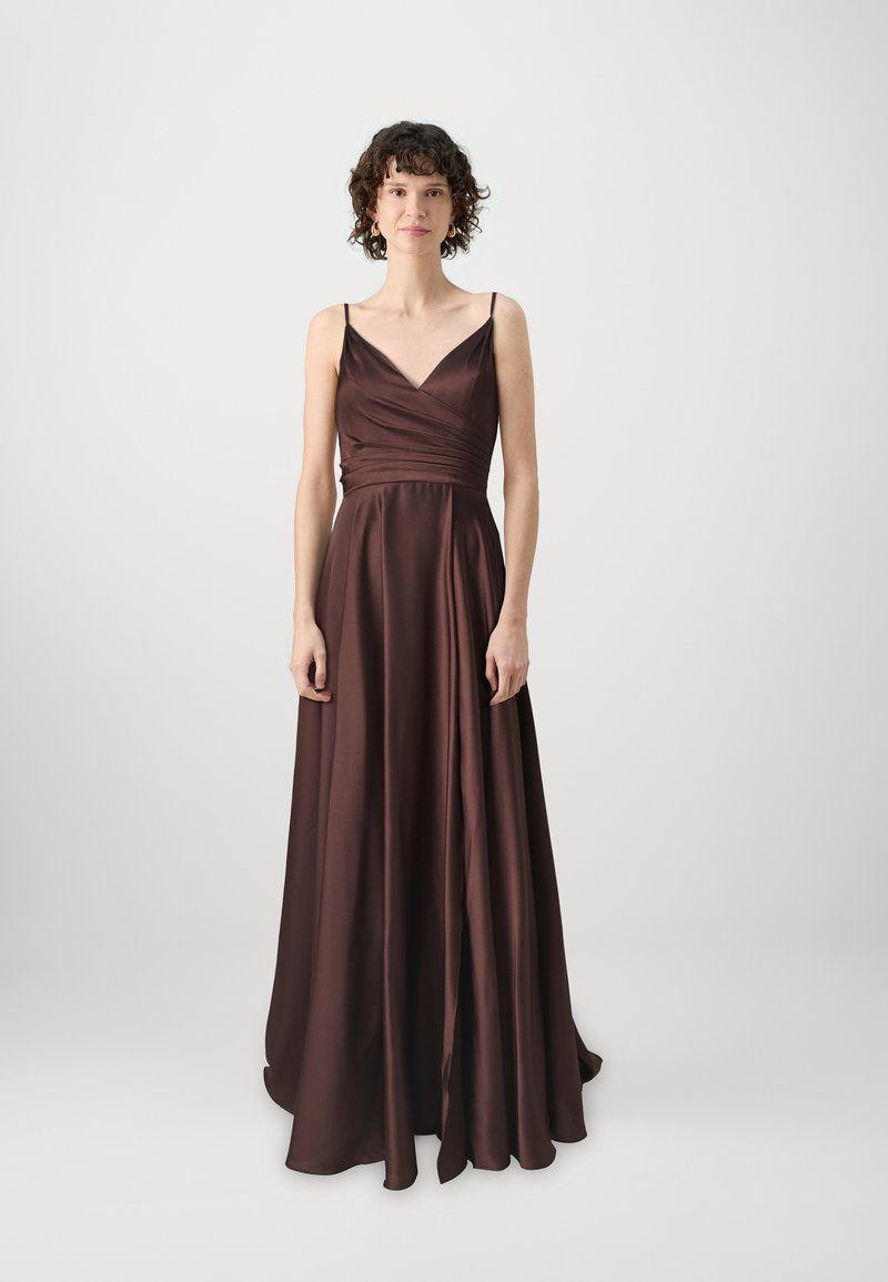 Μπρονζέ σατέν βραδινό φόρεμα με εφαρμοστό κορσέ, πτυχές και λεπτές τιράντες. Ροϊκό φουστάνι που φτάνει μέχρι το πάτωμα.