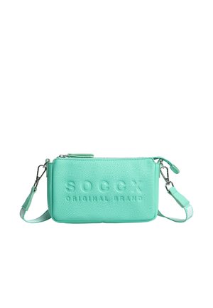 Minzgrüne, strukturierte Umhängetasche mit eingeprägtem Schriftzug "SOCCX ORIGINAL BRAND" und abnehmbarem Riemen mit Metallverschlüssen.