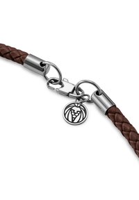 Brun fletet læderarmbånd med sølvbeslag, der har en løvecharme og en hummelklips til sikker lukning.
