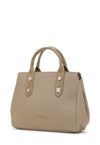 Borsa a mano in pelle beige con doppio manico, caratterizzata da ferrature decorative sulle cinghie e logo impresso alla base. Forma compatta e strutturata.