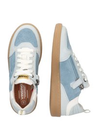 Baskets bleu et blanc avec une texture en daim et en cuir, dotées d'une semelle en gomme, d'un bout perforé et d'un détail de fermeture éclair sur le côté.