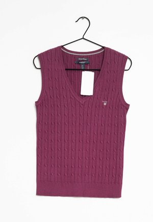 Pull sans manches à col en V de couleur bordeaux avec une texture côtelée, un motif en câble tricoté et un petit logo brodé sur le devant. Suspendu à un crochet.