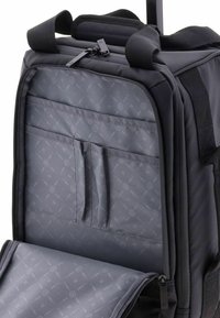 Borsone nero con esterno in nylon, multiple tasche interne e una fodera grigia a motivo con texture liscia.