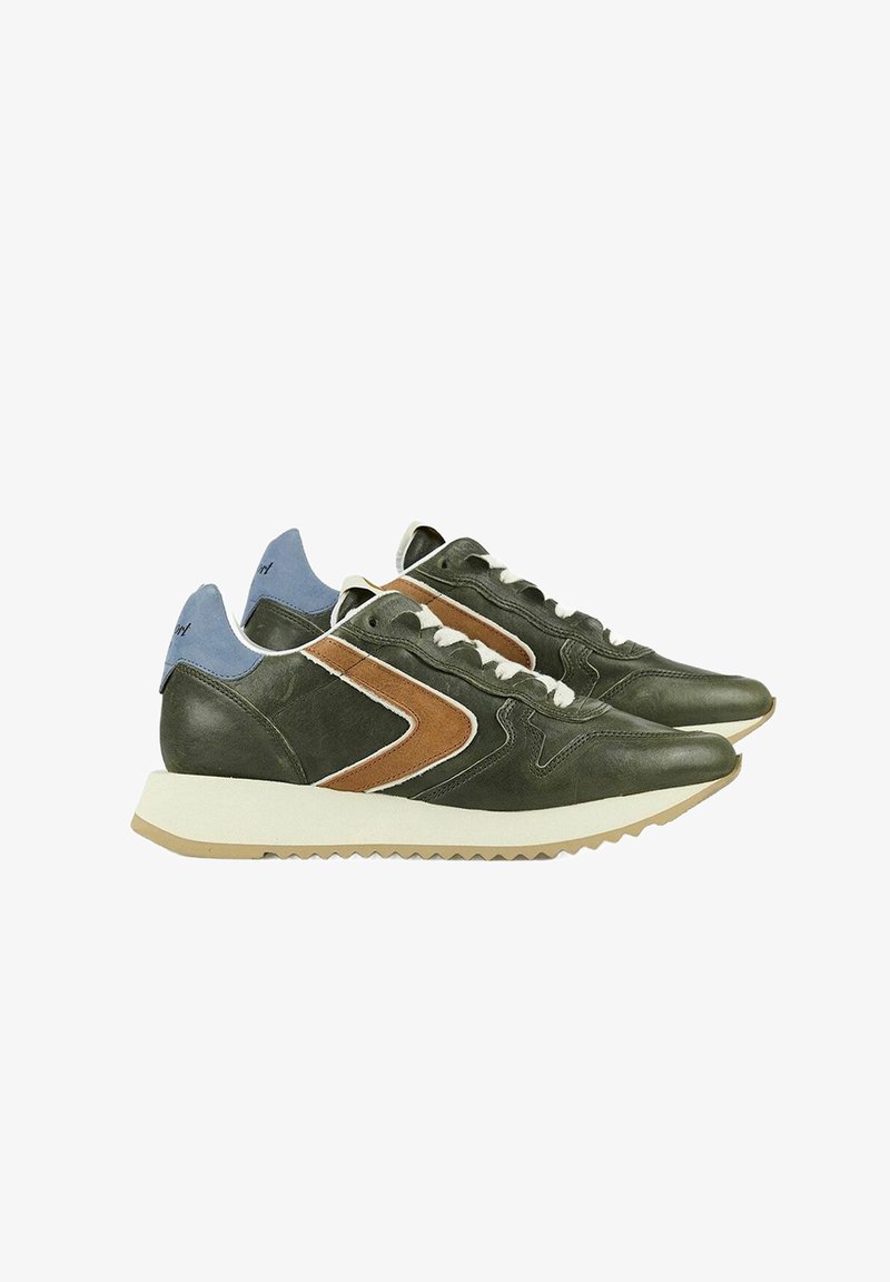 Zapatillas de deporte verdes de piel con acentos marrones, que presentan agujetas blancas, una suela texturizada y una lengüeta en azul claro. Diseño atlético clásico.