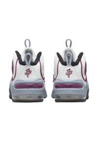 Białe sportowe sneakersy z szaro-srebrnymi akcentami, fioletowym logo, charakterystyczną amortyzacją pięty oraz pętlą do ciągnięcia z tyłu.