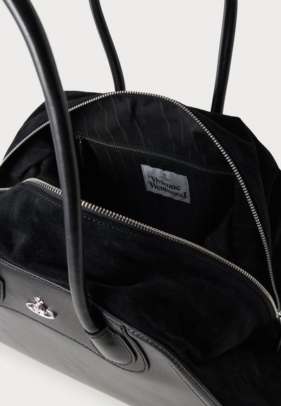 Τσάντα ώμου από μαύρο δέρμα και σουέτ με ασημένιο φερμουάρ, δύο λαβές, εσωτερική τσέπη με φερμουάρ και ορατή ετικέτα Vivienne Westwood.