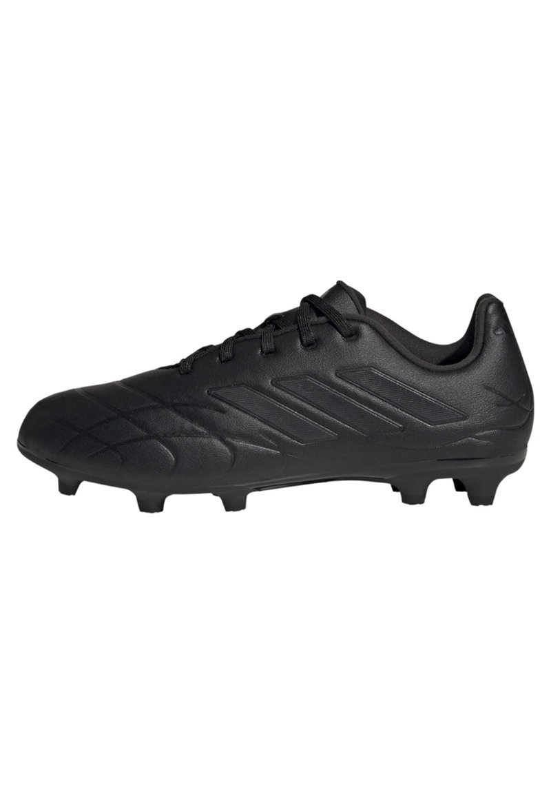 Botín de fútbol negro con una parte superior sintética suave, patrón texturizado y seis tacos moldeados. Cuenta con un diseño de cordones para un ajuste seguro.