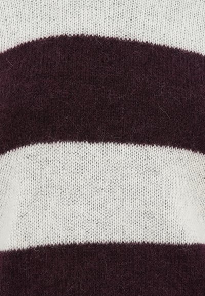 Pletený svetr s horizontálními pruhy v tmavě burgundské a bílé barvě. Měkká textura, načechraný povrch a nenucený, uvolněný design.