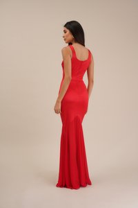 Robe de soirée rouge, ajustée, avec un dos en scoop, un bas évasé et une texture de tissu lisse. Présente une fermeture éclair au dos.