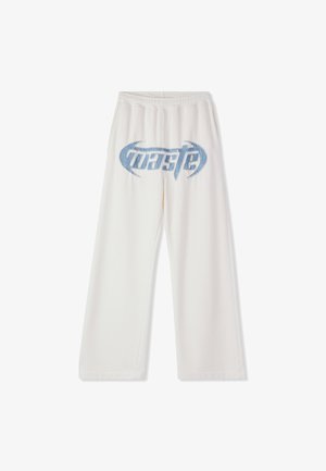 Pantaloni bianchi a gamba larga in tessuto morbido, con un logo ricamato "waste" azzurro chiaro sul retro. Vita elastica per il massimo comfort.