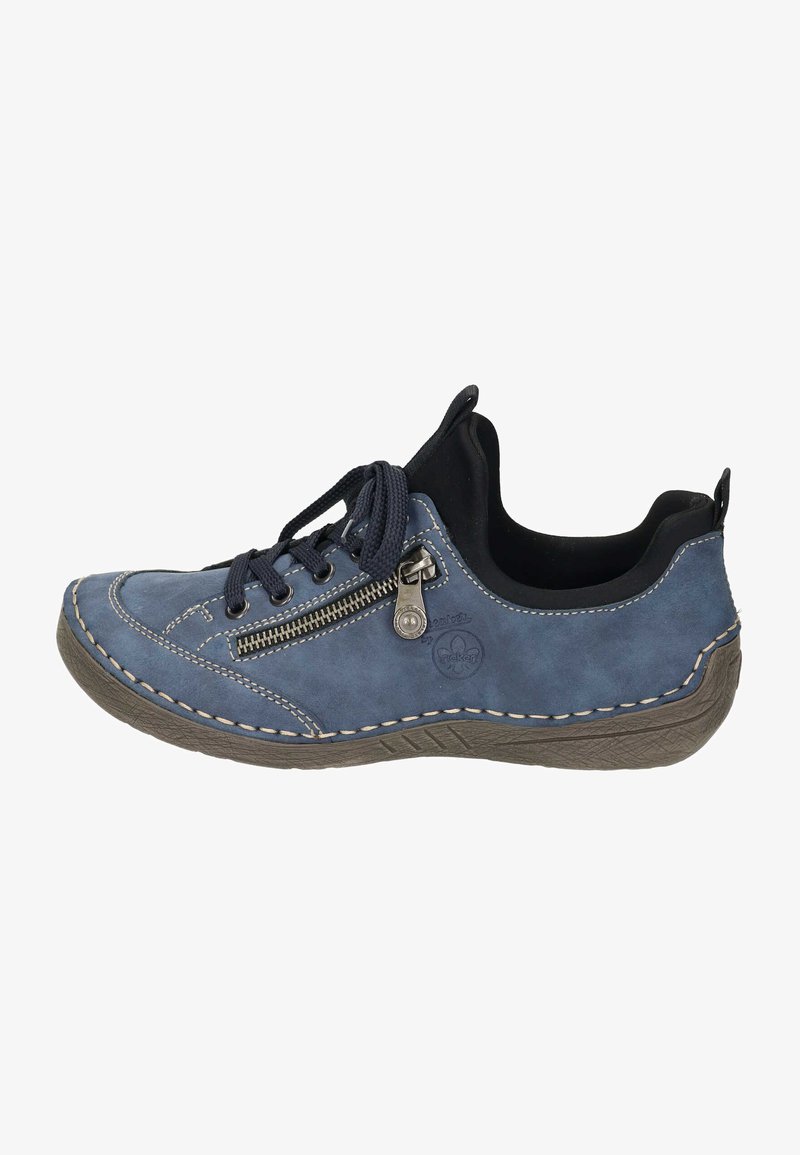 Chaussure en daim bleu avec un bout arrondi, intérieur noir, lacets à l'avant et détails de fermeture éclair décoratifs. Surpiqures contrastées sur les côtés.