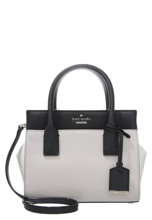 Kleine strukturierte Kate Spade Handtasche aus schwarzem und weißem Leder mit doppelten oberen Griffen, abnehmbarem Schulterriemen und Logoplakette vorne.