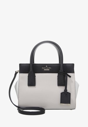 Mała, strukturalna torebka Kate Spade z czarno-białej skóry, z podwójnymi uchwytami u góry, odpinanym paskiem na ramię oraz przednią plakietką z logo.