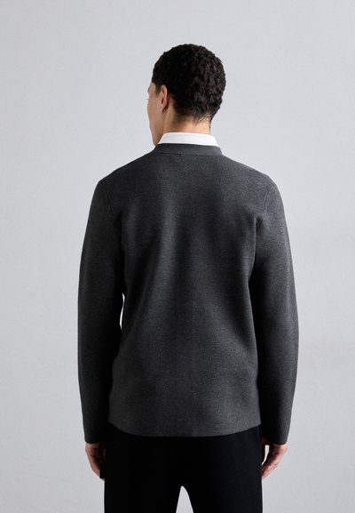 Maglione grigio antracite con scollo rotondo, maniche lunghe e una trama liscia. Presenta un colletto bianco a contrasto sotto. Progettato per una vestibilità comoda.