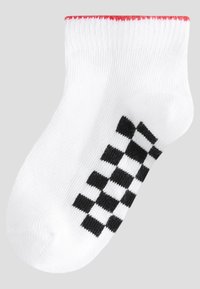Calzino bianco con un risvolto rosso, caratterizzato da un motivo a scacchi in bianco e nero sul lato. Realizzato in un materiale morbido e elastico.