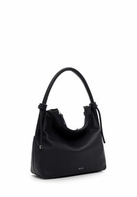 Borsa a tracolla in pelle nera con finitura testurizzata, design morbido, manico arrotondato e due tasche con cerniera. Accentuata da dettagli legati.