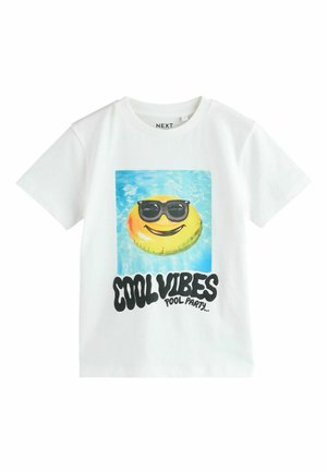 Hvid t-shirt med korte ærmer med en grafik af et gult smiley-flydende ansigt iført solbriller i en pool og teksten "COOL VIBES POOL PARTY."