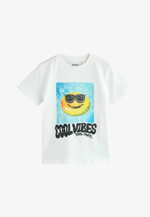 Fehér rövid ujjú póló, amelyen egy sárga mosolygós arcúszóágy kép látható napszemüvegben, egy medencében, és a "COOL VIBES POOL PARTY" felirat.
