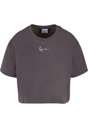 Rövid ujjú, kereknyakú, pamutból készült, rövid fazonú szürke póló. A mellkasán fehér aláírás logó található.