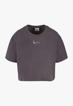 Krótkim szarym t-shircie wykonanym z bawełny, z okrągłym dekoltem i krótkimi rękawami. Biała sygnatura logo nadrukowana na piersi.