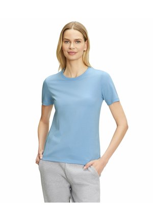 Lichtblauw t-shirt met korte mouwen van zachte stof, met een ronde halslijn en een relaxte fit, gecombineerd met grijze sweatpants.