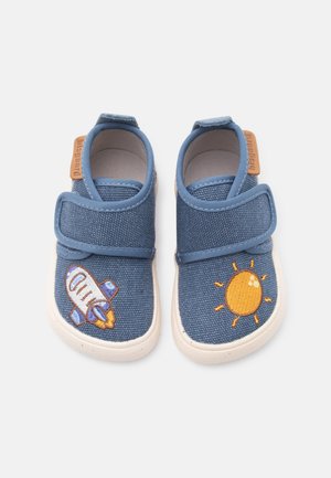 Paire de chaussures bleues pour tout-petit avec des bandes Velcro, semelles blanches, broderie de navette spatiale sur la chaussure gauche et broderie de soleil sur la chaussure droite.