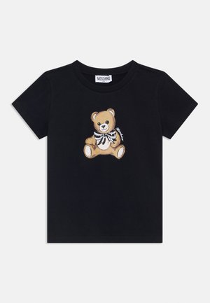 Camiseta de algodón negra con un diseño impreso de un oso de peluche que lleva una pajarita a rayas. Las mangas cortas y el cuello redondo completan el look casual.