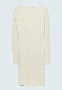 Robe tricotée couleur crème avec des manches longues, un décolleté en V et une texture côtelée. L'ourlet est droit et légèrement courbé sur les côtés.