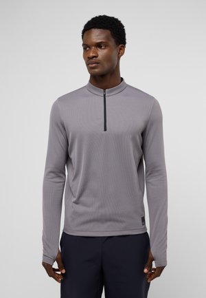 Langemouw, lichtgrijze pullover met een kwart-rits en een staande kraag. Heeft een getailleerd ontwerp en gladde, textuurstof.