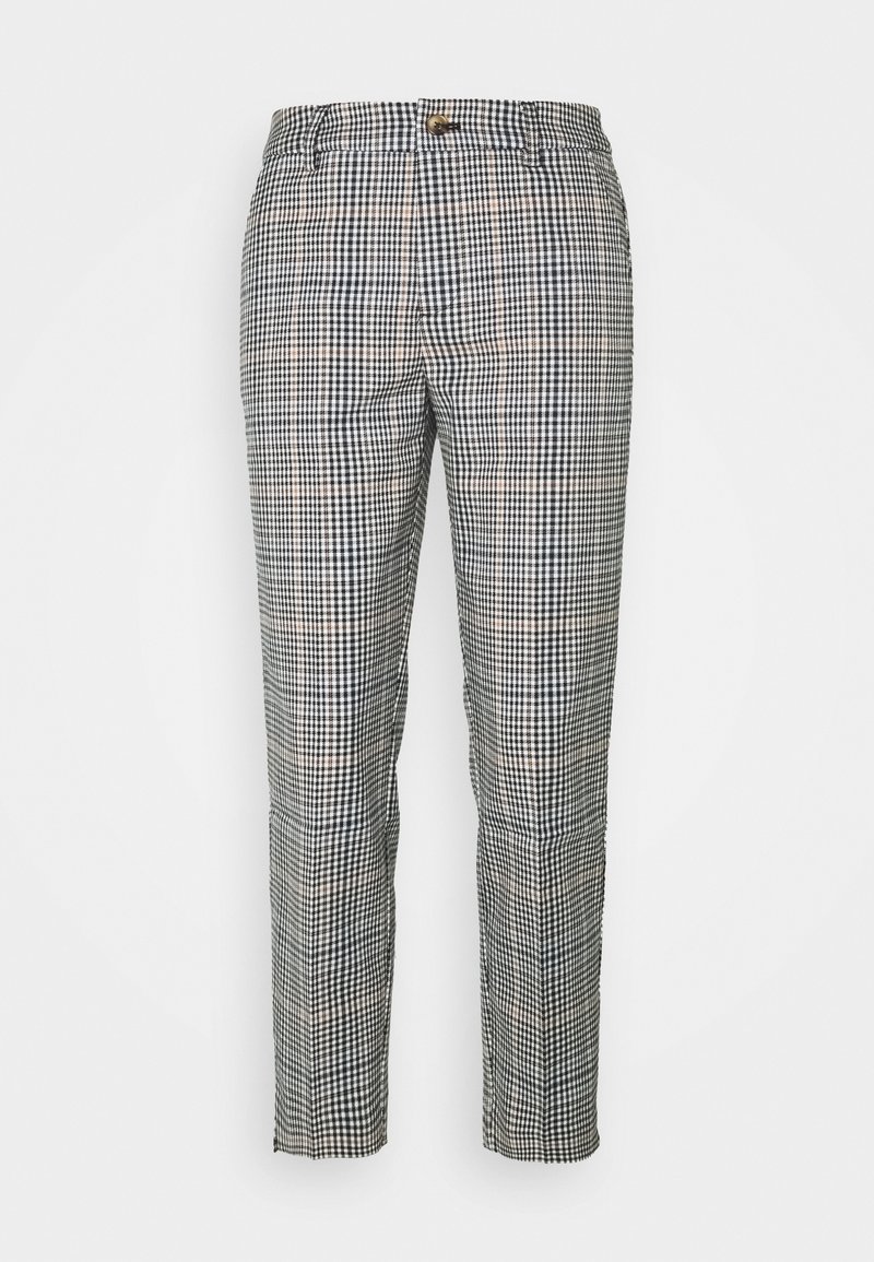 Pantalon slim à carreaux noirs et blancs avec bouton sur le devant et passants pour ceinture sur fond blanc.