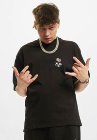 DEF BEK X CHERRY - T-shirts med print - black
