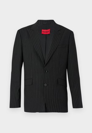 Crni sako s prugicama, s reverom, dva dugmeta i bočnim džepovima. Ima crvenu oznaku "HUGO" na unutrašnjem ovratniku. Glatka tekstura.