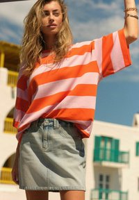 Next RELAXED FIT CREW NECK - Camiseta estampada - orange pink