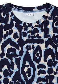 Krátký rukáv s kulatým výstřihem, ozdobený modrou a námořnickou abstraktní leopardí potiskem na světlém pozadí. Značka: CECIL.