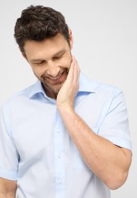 Lichtblauw short-sleeve overhemd met knopen, voorzien van een borstzak, gladde stof, klassieke kraag en subtiele textuur.