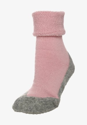 Rosa gestrickte Socke mit einem umgeschlagenen Oben und einer grauen, flauschigen Sohle. Der Körper hat eine gerippte Textur, während die Sohle glatt und rund ist.