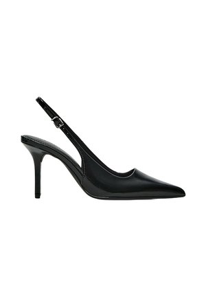 Sort laklæder slingback højhælet sko med spids tå og justerbar sidehængsel på hvid baggrund.