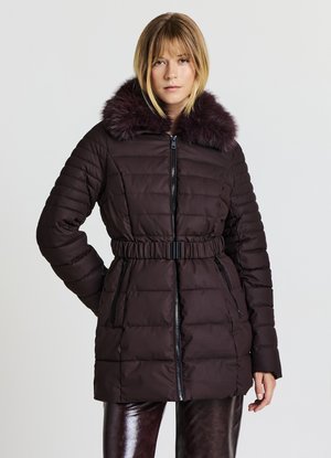 Giubbotto imbottito in mauve scuro con collo in pelliccia sintetica, chiusura con zip e tasche laterali. Presenta una texture trapuntata e un dettaglio in vita elastico.