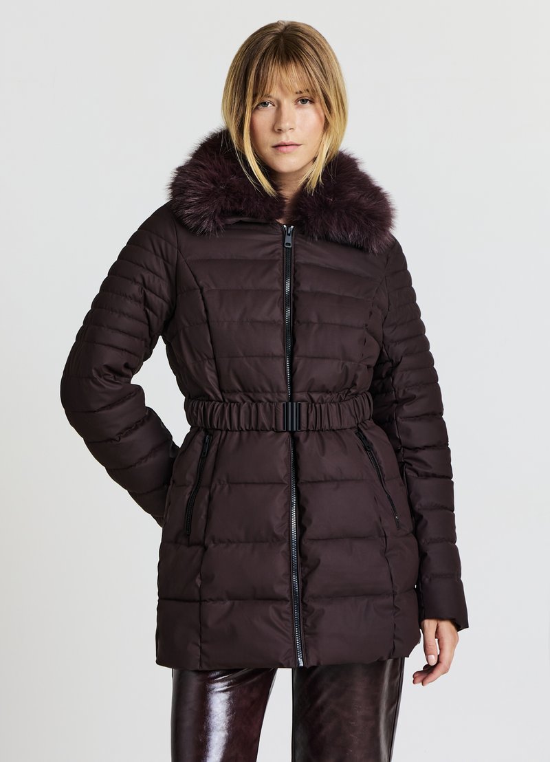 Steppmantel in dunklem Mauve mit Kunstpelzkragen, Reißverschluss und Seitentaschen. Verfügt über eine gesteppte Textur und ein elastisches Taillendetail.