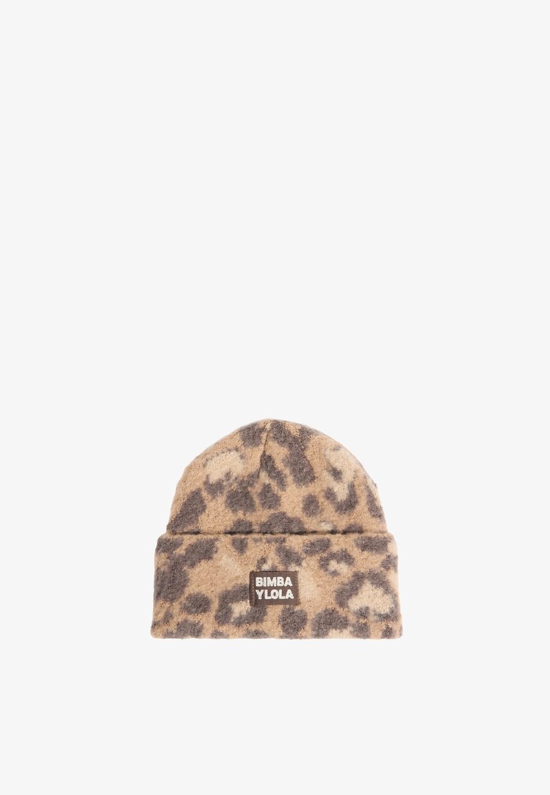 Gorro de estampado de leopardo, hecho de una tela suave, con un puño doblado y un parche de logo en marrón. Predominantemente beige con manchas marrones oscuras.