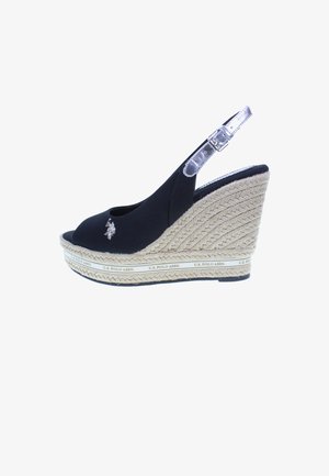 Czarne materiałowe sandały na koturnie z odkrytymi palcami, zapięciem typu slingback i plecioną juteową podeszwą. Z przodu znajduje się akcent w postaci srebrnego logo.