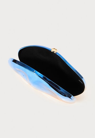 Bolso de mano azul con un exterior brillante y cierre dorado. El interior presenta un forro negro, con forma ovalada y bordes suaves.