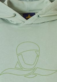 Hoody in lichtgroen, met een subtiele groene randontwerp op de voorkant. Het materiaal is zacht en heeft een koordaccent bij de hals.