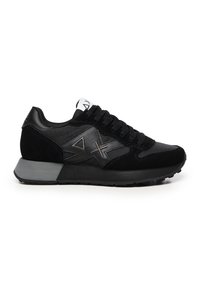 Sneakers sportivi neri con una combinazione di pelle e camoscio. Presentano una finitura testurizzata, punta rotonda, suola spessa e dettagli di logo accentuati.