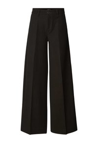 Czarne spodnie o szerokich nogawkach wykonane z gładkiego materiału, z przodem zapinanym na guziki, szlufkami na pasek i starannym przeszyciem wzdłuż szwów.