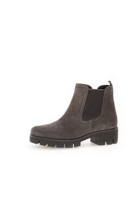 Szary zamszowy botek za kostkę z elastycznymi panelami po bokach, teksturowaną cholewką, grubą gumową podeszwą i pętlą do ściągania na pięcie. Czysty, minimalistyczny design.