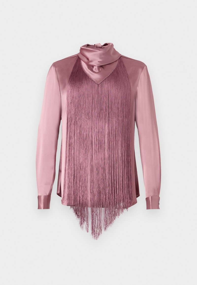 Blouse en satin rose avec un col haut, présentant un détail de frange texturé à l'avant et des manches longues avec des poignets ajustés.