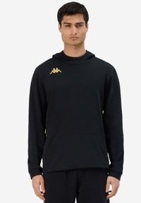 Felpa nera con cappuccio in misto cotone, dotata di tasca a canguro e logo dorato sul petto sinistro. Tessuto morbido e vestibilità regolare.