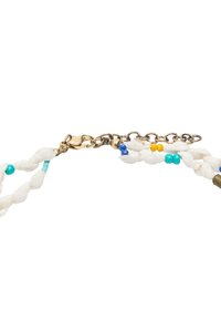 Biały pleciony sznur z kolorowymi koralikami (niebieski, zielony, żółty) oraz mosiężnymi elementami. Posiada zapięcie i regulowany łańcuch do dostosowania długości.