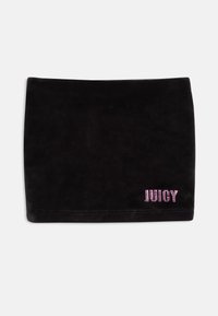 Črna velur krilo z mehko teksturo, ki prikazuje besedo "JUICY" okrašeno s pink rhinestones v spodnjem desnem kotu.
